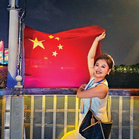 ●海外媒体夜游湘江。 美国飞龙文化传媒集团副总裁刘慧晶 摄