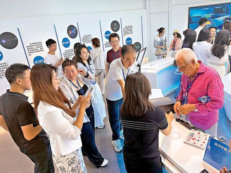 ●参访团到大泽湖海归小镇。欧洲侨报社长高进 摄